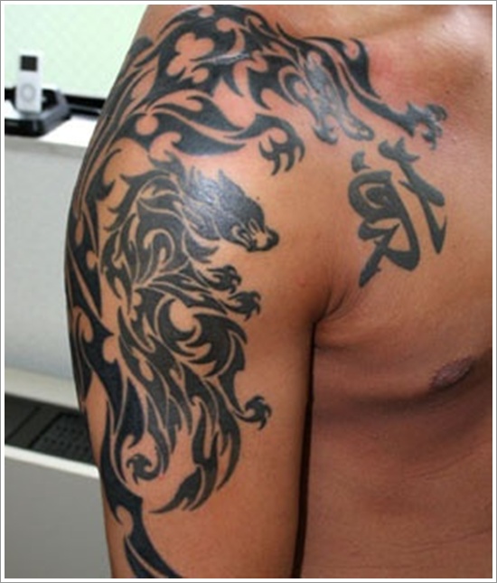 Tatuaggio stilizzato sul deltoide il disegno in forma del lupo