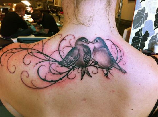 Tatuaje en la espalda, aves en la rama rizada