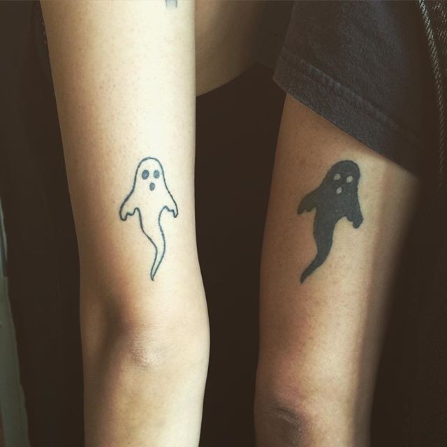 Tatuaje en el brazo, fantasmas de colores negro y blanco