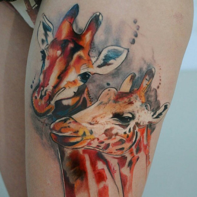 Tatuaje en el muslo, 
jirafas lindas brillantes
