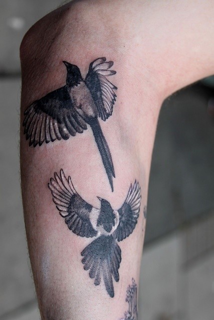 Zwei Elstern fliegen Tattoo am Arm