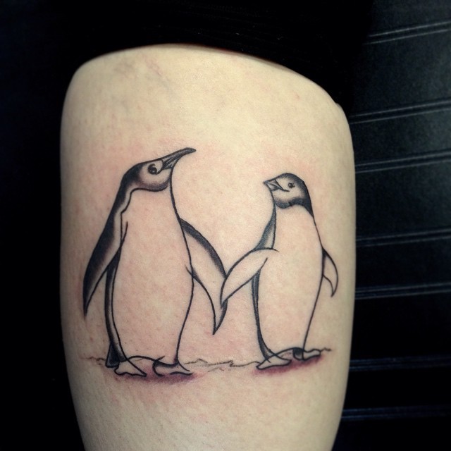 Tatuaje en el brazo, pareja de pingüinos hermosos