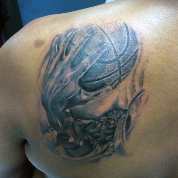 Typisches schwarzweißes Rücken Tattoo des Basketball Spielers