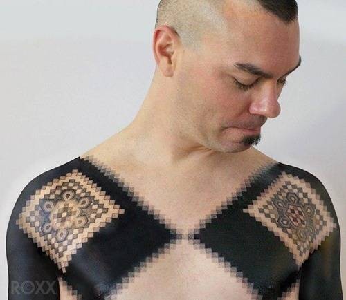 Typisches Blackwork Stil Brust Tattoo mit interessanten Verzierungen