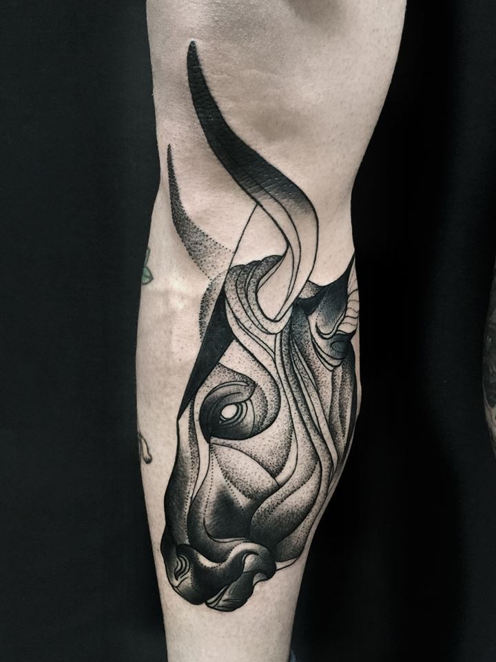 Típico tatuaje de pierna de estilo blackwork de cabeza de toro pintado por Michele Zingales