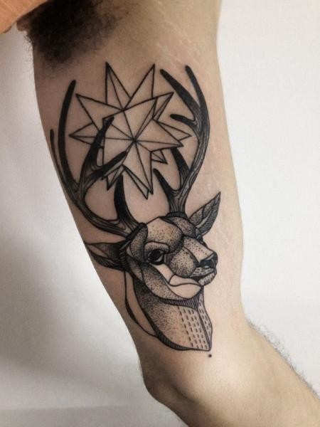 Tipico stile blackwork dipinto da Michele Zingales tatuaggio bicipite della testa di cervo con stella