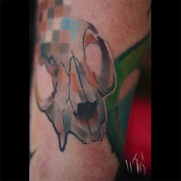 Typisches farbiges Arm Tattoo mit Tierschädel
