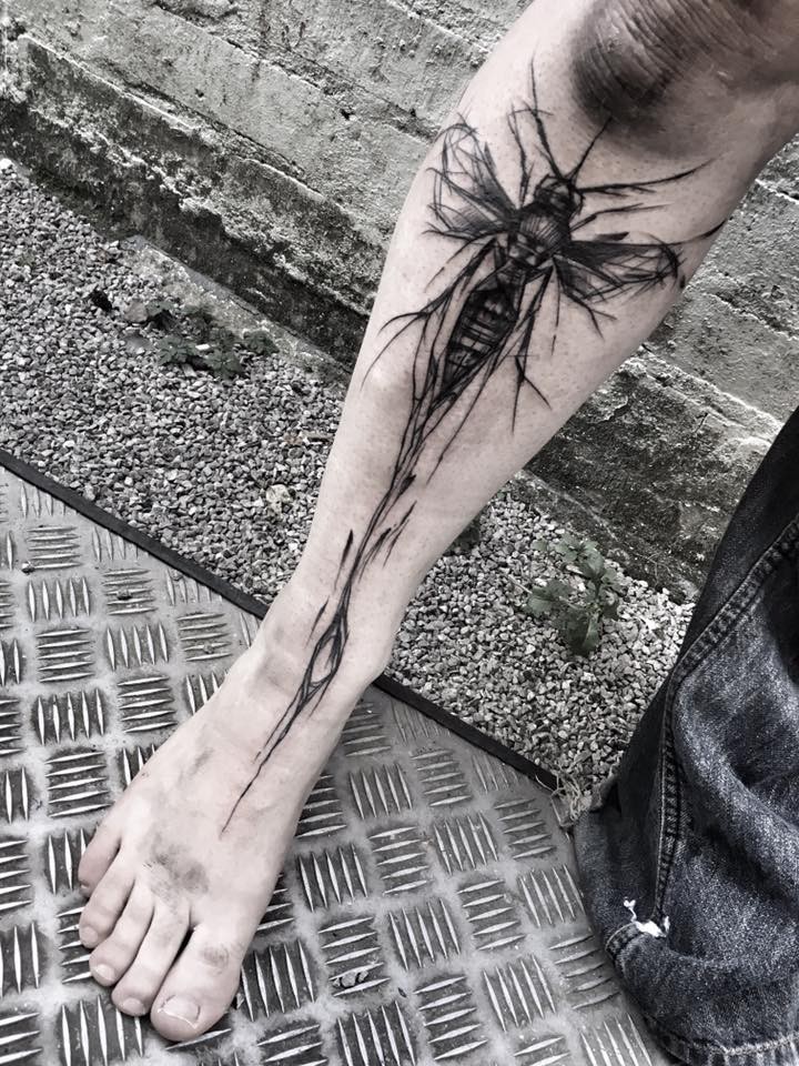 Tipico progettato da Inez Janiak tatuaggio delle gambe di grande insetto