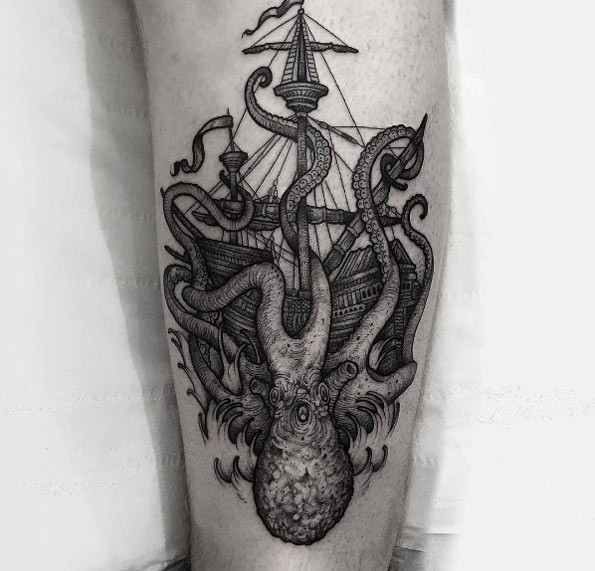 Tatuaggio tipico della gamba colorata in stile punto dell&quotenorme polpo che attacca la nave a vela