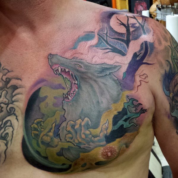 Typisches mehrfarbiges Brust Tattoo von Werwolf im Nebel