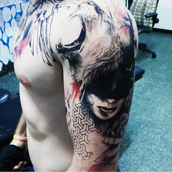Typisches im Photoshop Stil farbiges Schulter Tattoo von der Frau mit Löwen