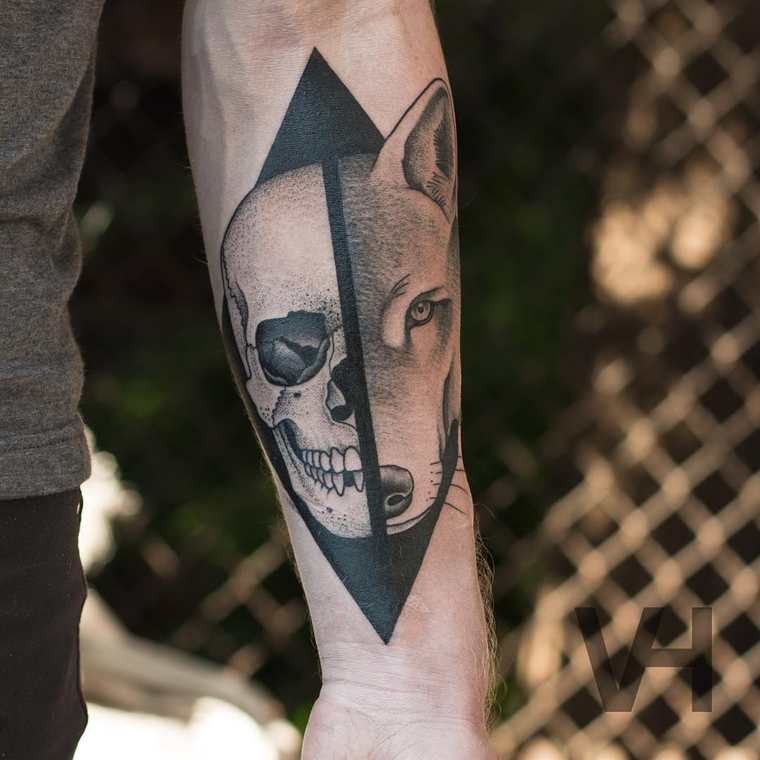 Tatuagem de antebraço de tinta preta inacreditável de lobo bipartido e crânio humano por Valentine Hirsch