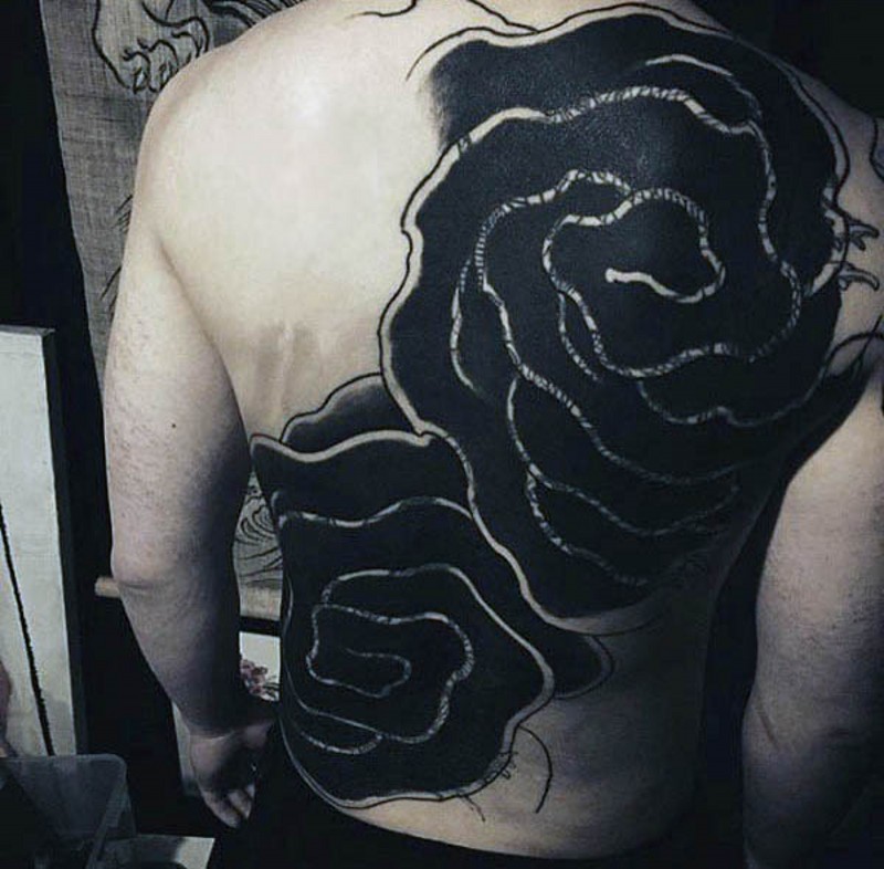 Tatuaje en la espalda, rosas negras extraordinarias