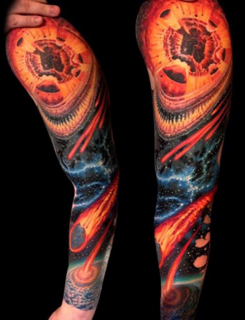 Tatuaje en el brazo, cosmos maravilloso con cometas ardientes