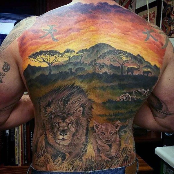 Tatuaggio intero della schiena incredibilmente colorato di una tribù di leoni nel deserto selvaggio