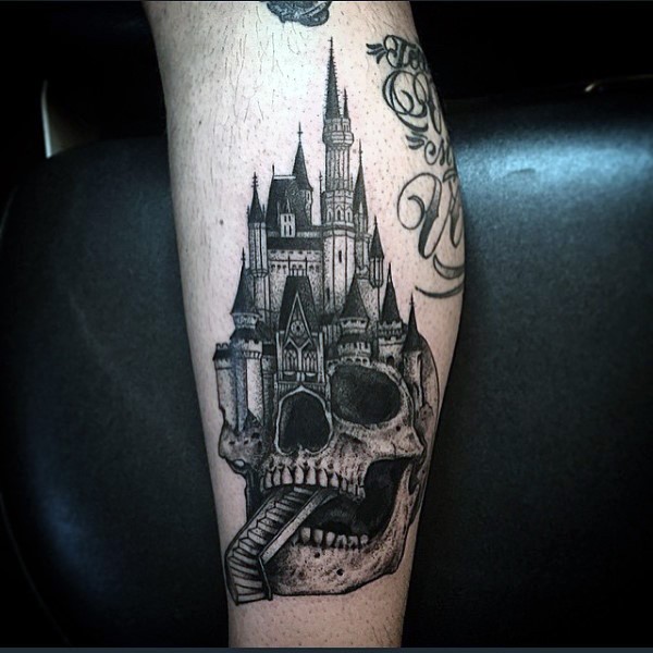 Unbelievable combined black and white medieval castle standing in skull tattoo on leg