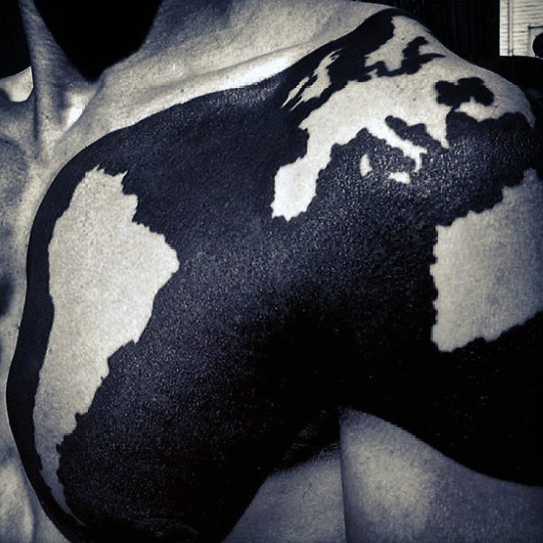 Tatuaje en el hombro, mapa del mundo negra con islas blancas, dibujo exclusivo