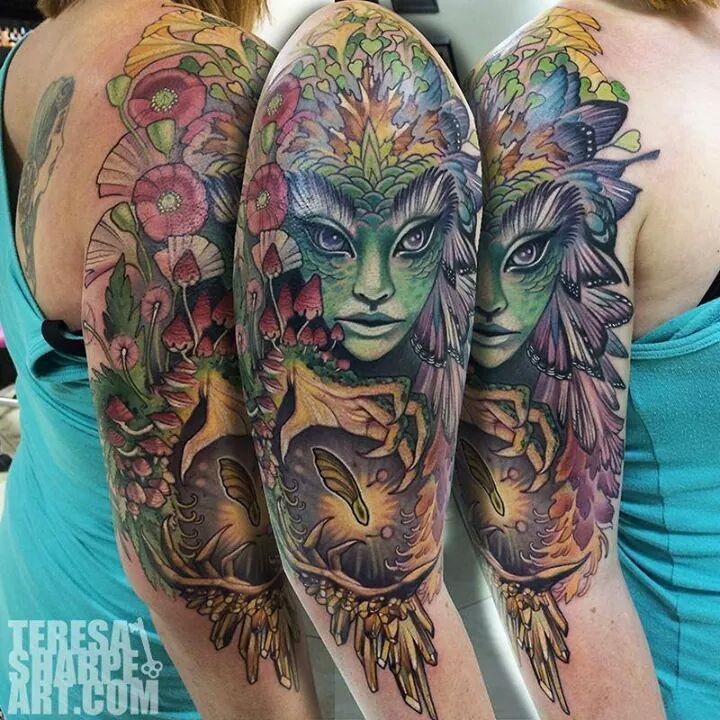 Unglaubliches mehrfarbiges detailliertes Schulter Tattoo der Natur Frau mit Blumen und Schmetterlingen