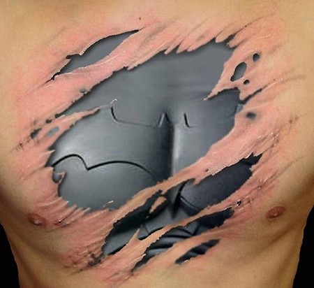 mozzafiato dipinto molto realistico Batman vestito sotto la pelle tauaggio su petto