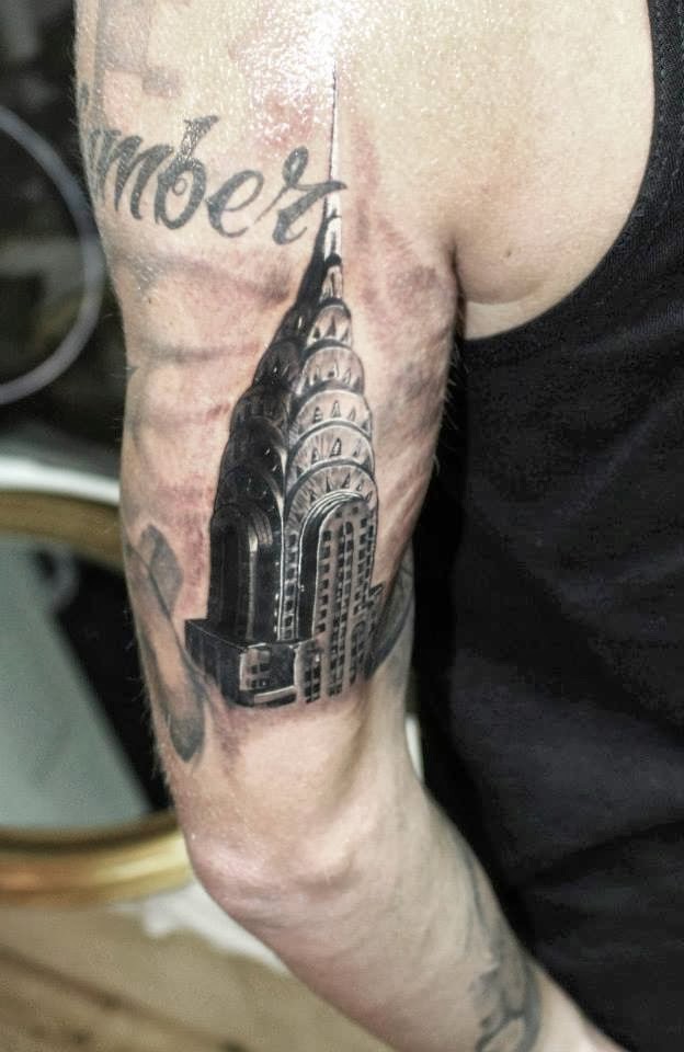 Unglaubliches realistisch aussehendes Bizeps Tattoo mit  Empire State Building