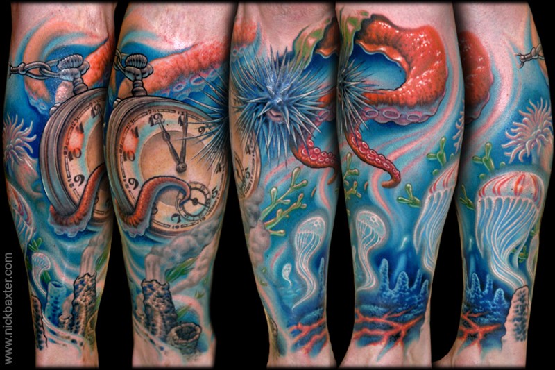 Buntes Unterwasser Bein Tattoo mit der alten Uhr und Qualle