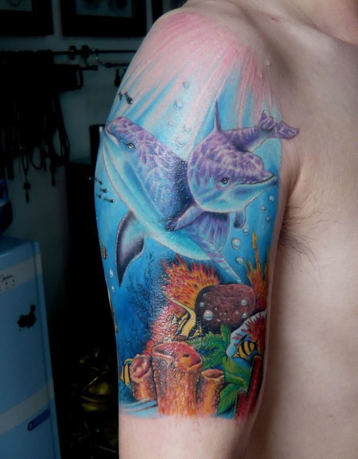 Tatuaje en el brazo,
delfines bonitos en el mundo subacuático