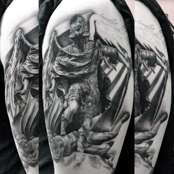 Unvollendetes schwarzweißes Schulter Tattoo mit antikem Engel Krieger