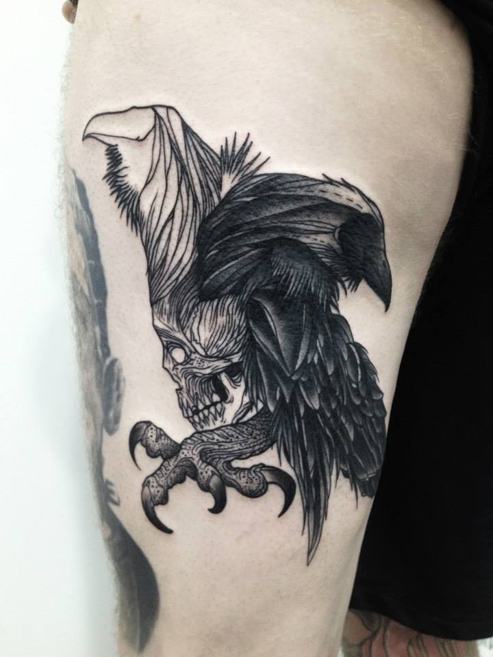 Tinta preta inacabada pintada por Michele Zingales braço tatuagem de pássaro com crânio humano