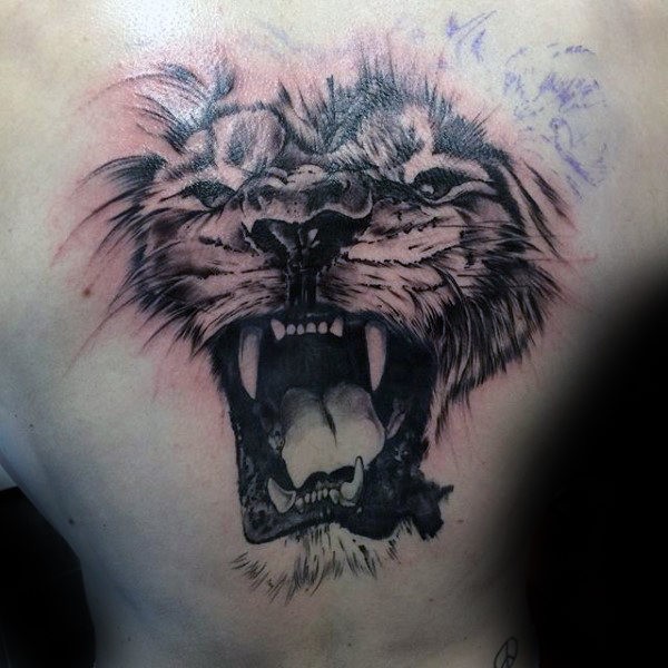 Tatuaggio di inchiostro nero incompiuto del leone ruggente