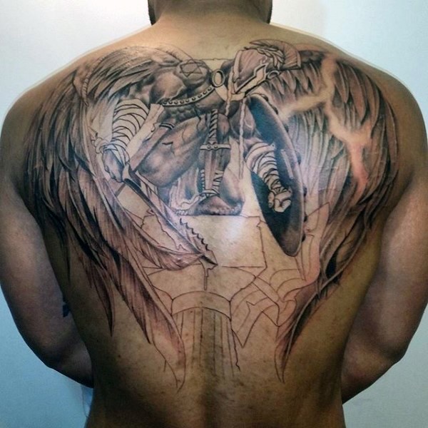 Unvollendetes halbfarbiges Tattoo am ganzen Rücken mit Engel Krieger