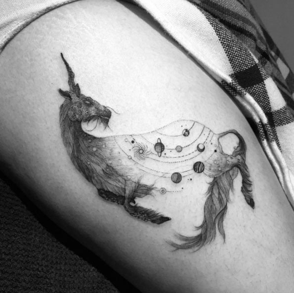 Einzigartiges schwarzes und weißes Arm Tattoo mit Ziege und winzigem Sonnensystem