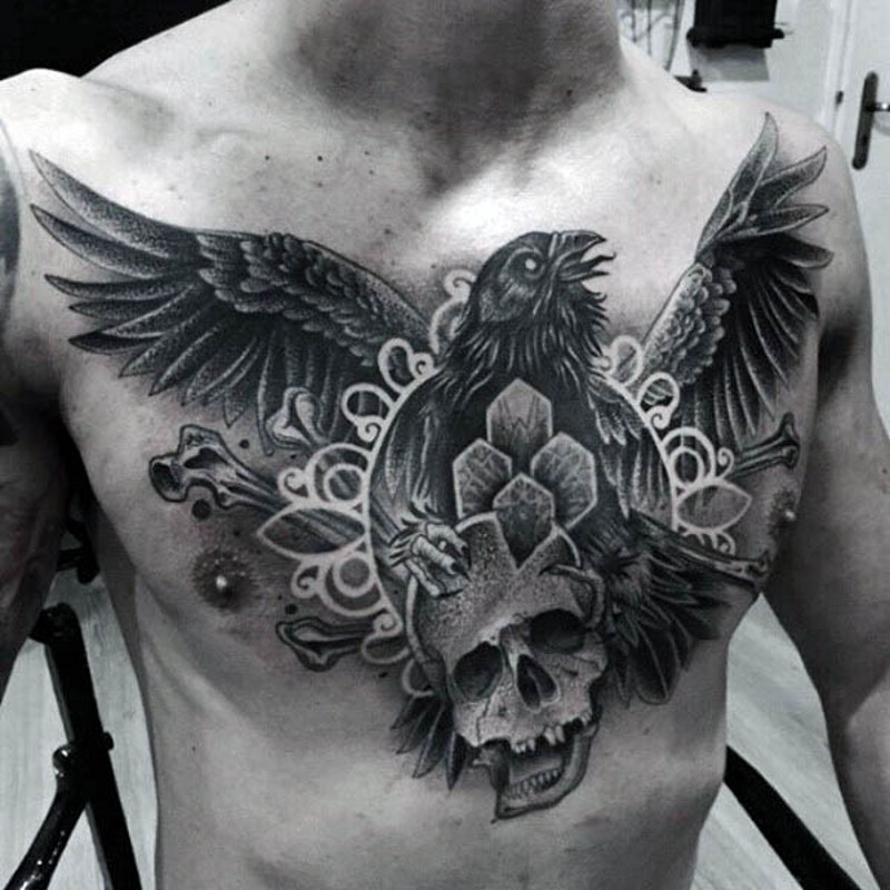 Tatuaje en el pecho,  cuervo con cráneo y huesos, diseño gris