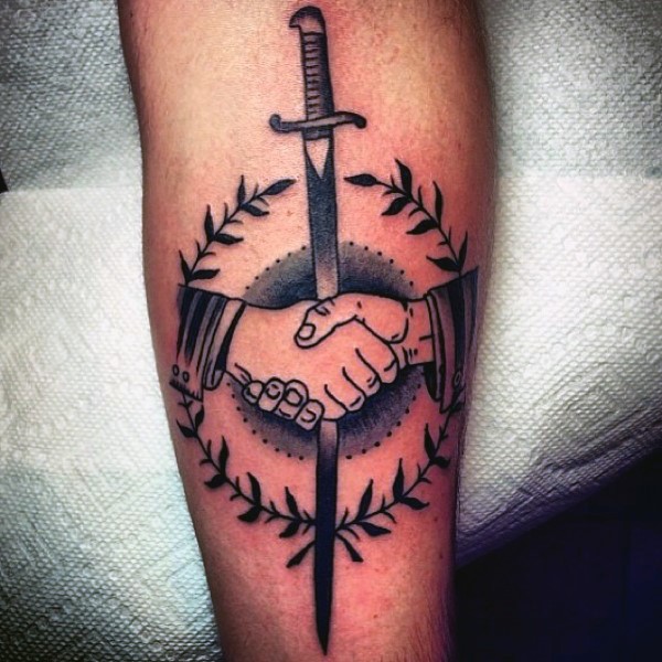 unico nero e bianco stretta di mano con spada tatuaggio su braccio