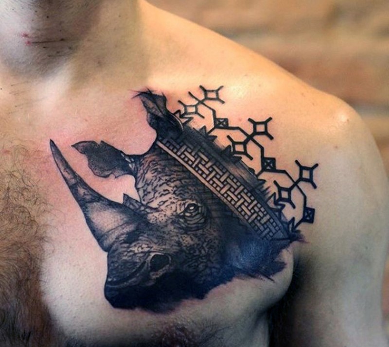 Einzigartiges schwarzes Brust Tattoo von Nashornkopf mit mittelalterlichen Verzierungen