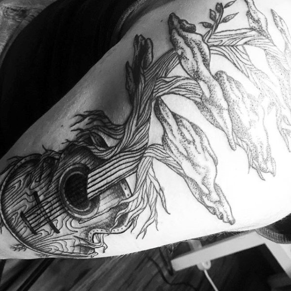 Tatuaje negro blanco en el brazo, guitarra única combinada con árbol
