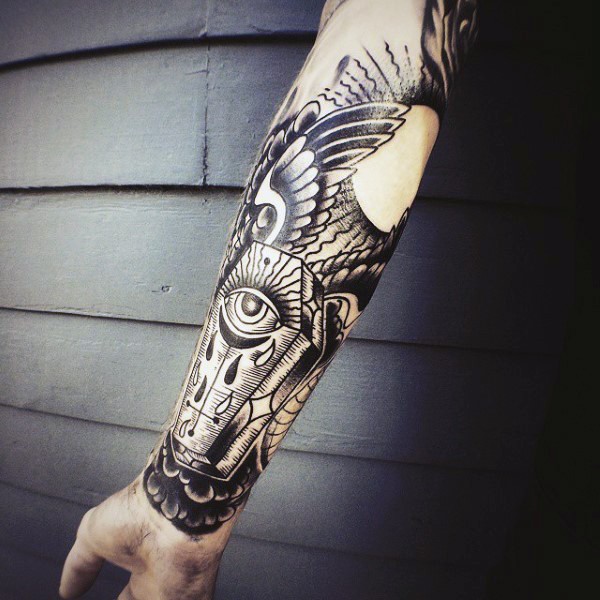 Tatuaje en el antebrazo, ataúd único  con ojo y alas