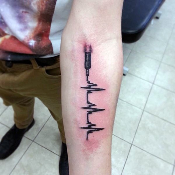 Einzigartiges farbiges Herzrhythmus Tattoo am Arm