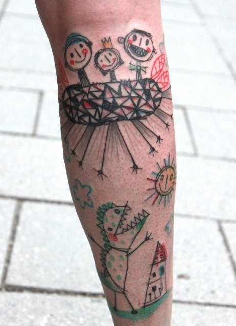 Einzigartiges farbiges Bein Tattoo mit kleinem Bild des Kindes