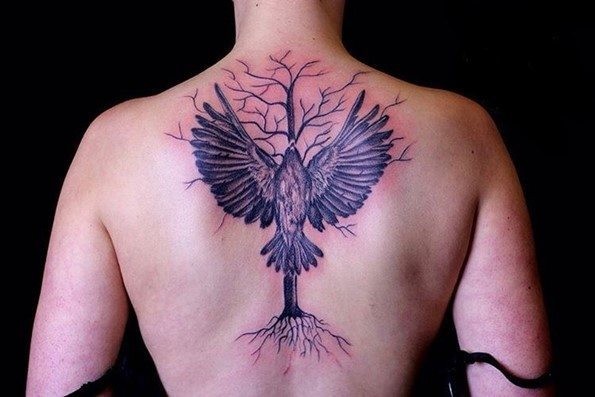 Tatuaje en la espalda, árbol seco con cuervo con alas extendidas, colores oscuros
