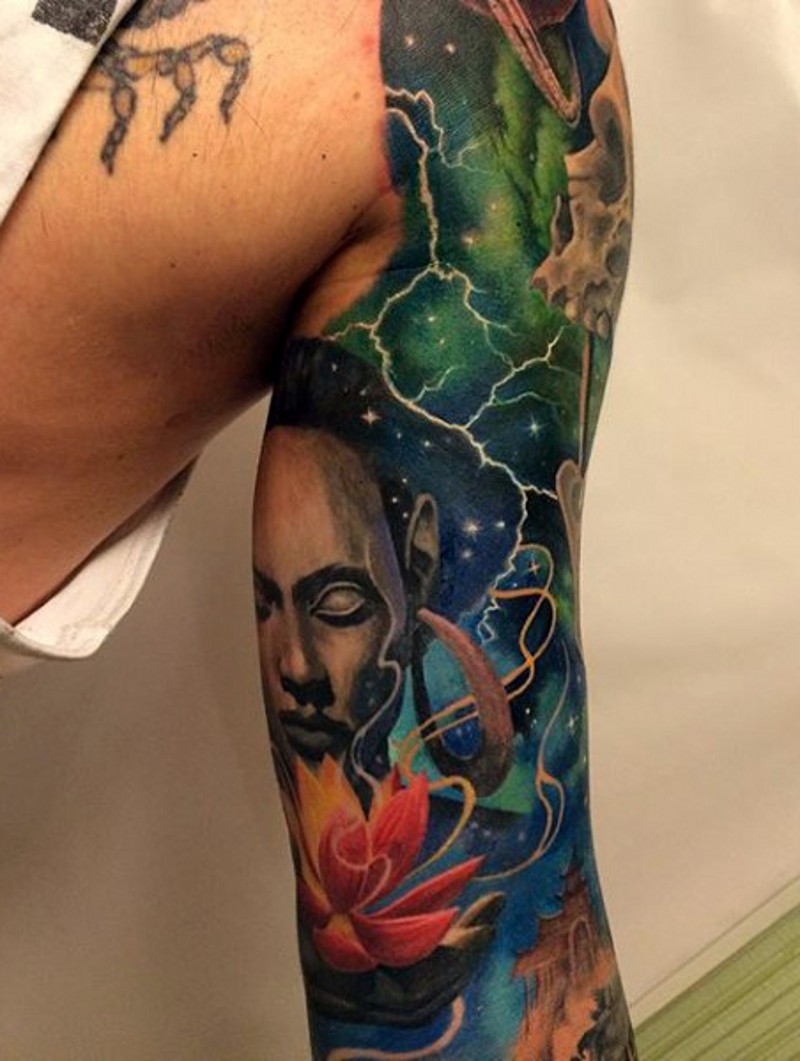 Tatuaje en el brazo, cosmos pintoresco con hombre y loto