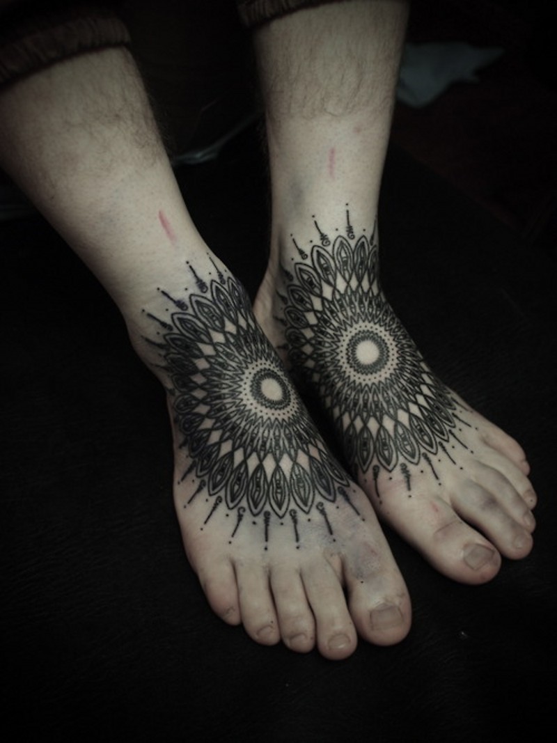 unico disegno nero e bianco stile sole induismo tatuaggio su piedi