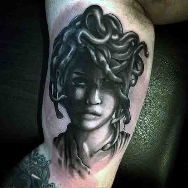 Tatuaje en el brazo, retrato de Medusa Gorgona espeluznante