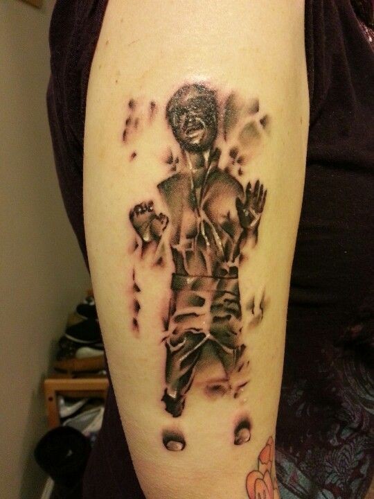 Einzigartiges schwarzes Arm Tattoo mit Han Solo