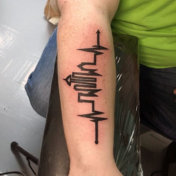 Tatuaje en el brazo,
latido cardiaco en forma de castillo