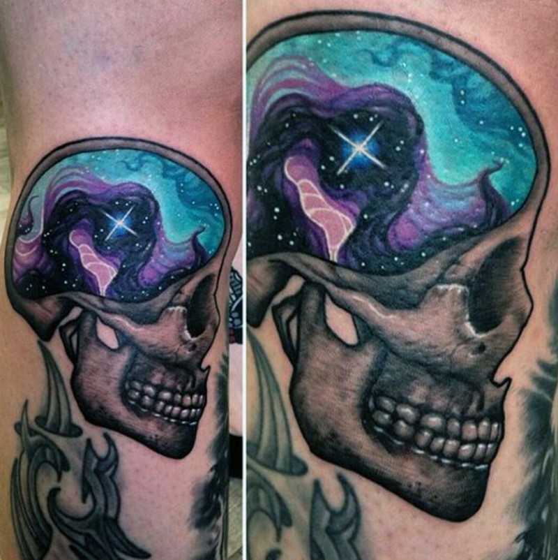 Tatuaje en la pierna, cráneo con cosmos en la cabeza