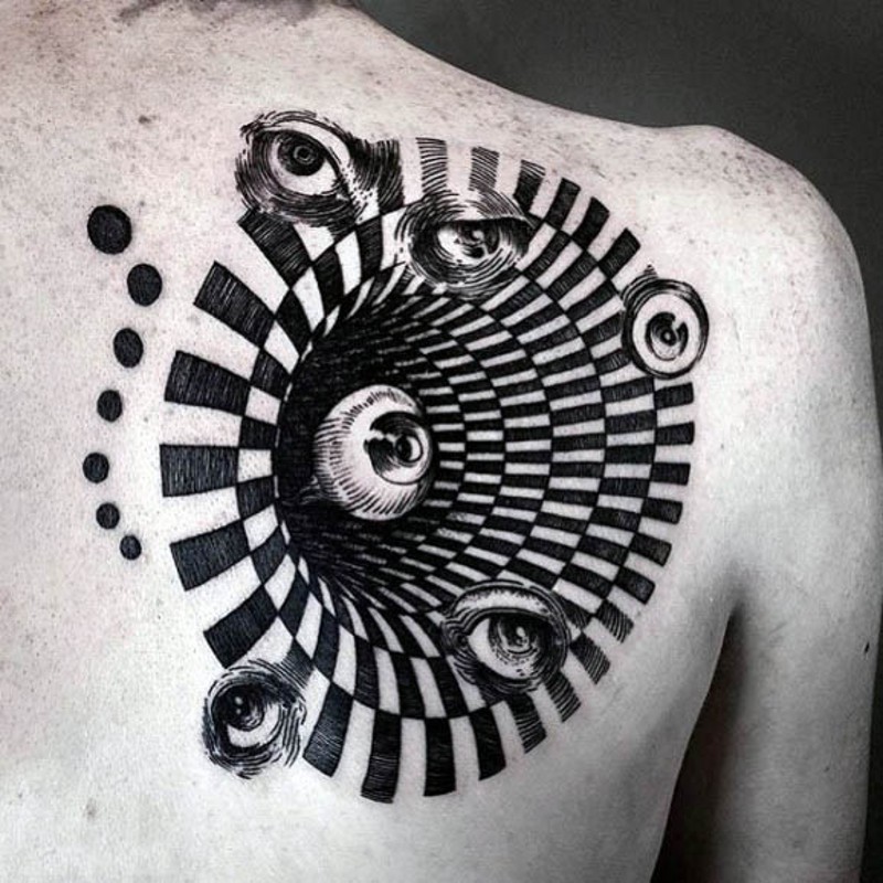 Tatuaje en el hombro, ornamento hipnótico y ojos surrealistas