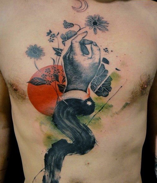 Tatuaje en el pecho,  mano con flores y sol rojo