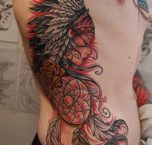 Tatuaje en el costado, mujer india adorable con atrapasueños, diseño de colores negro y rojo