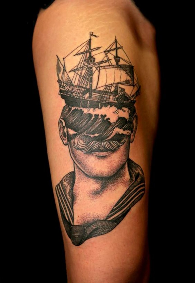 Tatuaje en el muslo,  retrato de un hombre con el barco en la cabeza, tema náutica