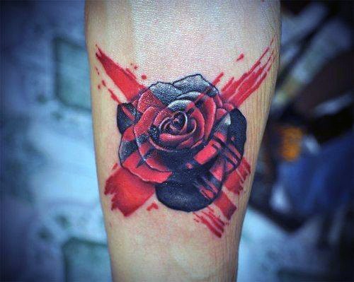 Tatuaje en el antebrazo, rosa negra con rayas rojas